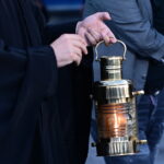 Θεσσαλονίκη: Το Άγιο Φως έφτασε λίγα λεπτά πριν τις 9 στο «Μακεδονία»