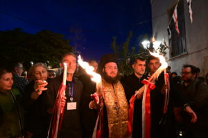 Άγιο Φως Μεταλαμπαδεύεται το Άγιο Φως