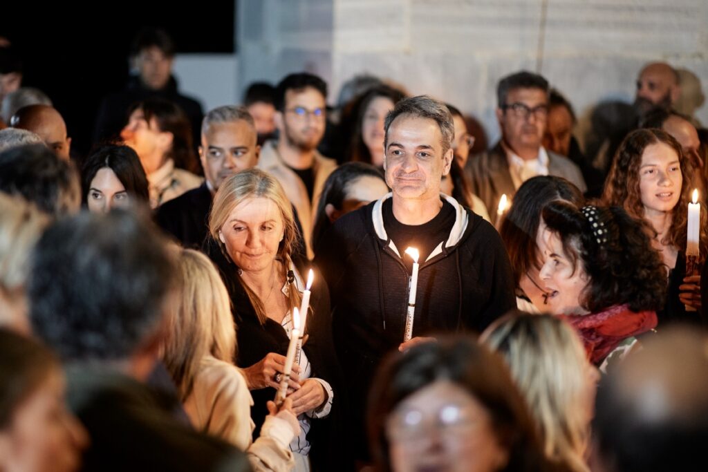 Κυριάκος Μητσοτάκης: Με τη σύζυγό του παρακολούθησαν την Ακολουθία της Ανάστασης στην Τήνο