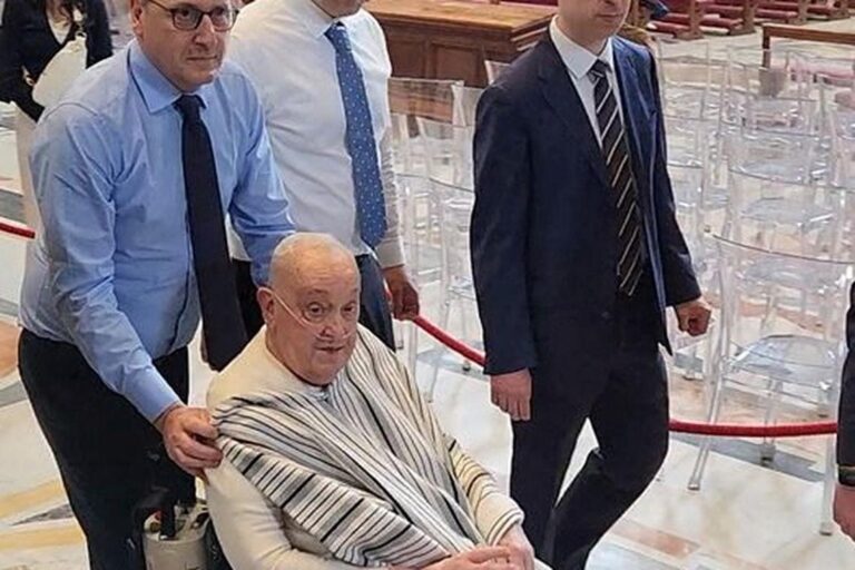 Βατικανό: Ο Πάπας Φραγκίσκος χωρίς την παπική ενδυμασία (βίντεο)