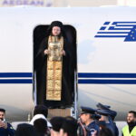 Έφτασε στην Αθήνα το Άγιο Φως – Πώς θα μεταφερθεί σε όλη την Ελλάδα