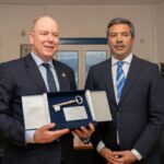 Ο πρίγκιπας Αλβέρτος του Μονακό έγινε επίτιμος δημότης Ελαφονήσου – Παρέλαβε το κλειδί του νησιού