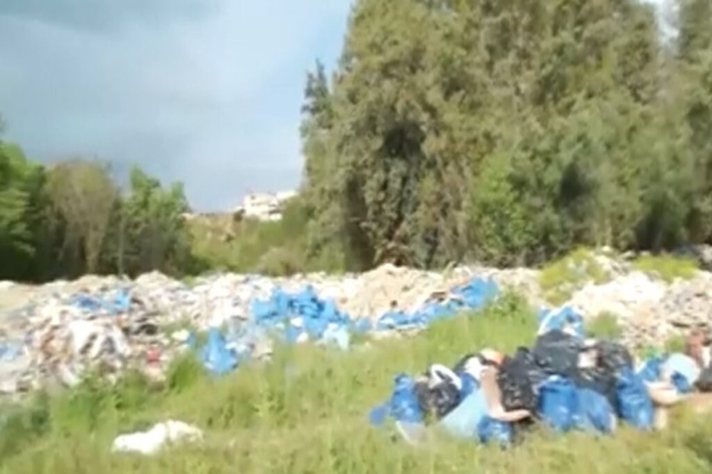 Tεράστιες ποσότητες απορριμμάτων από το Τζάνειο «έφραξαν» τον Κηφισό [Βίντεο]