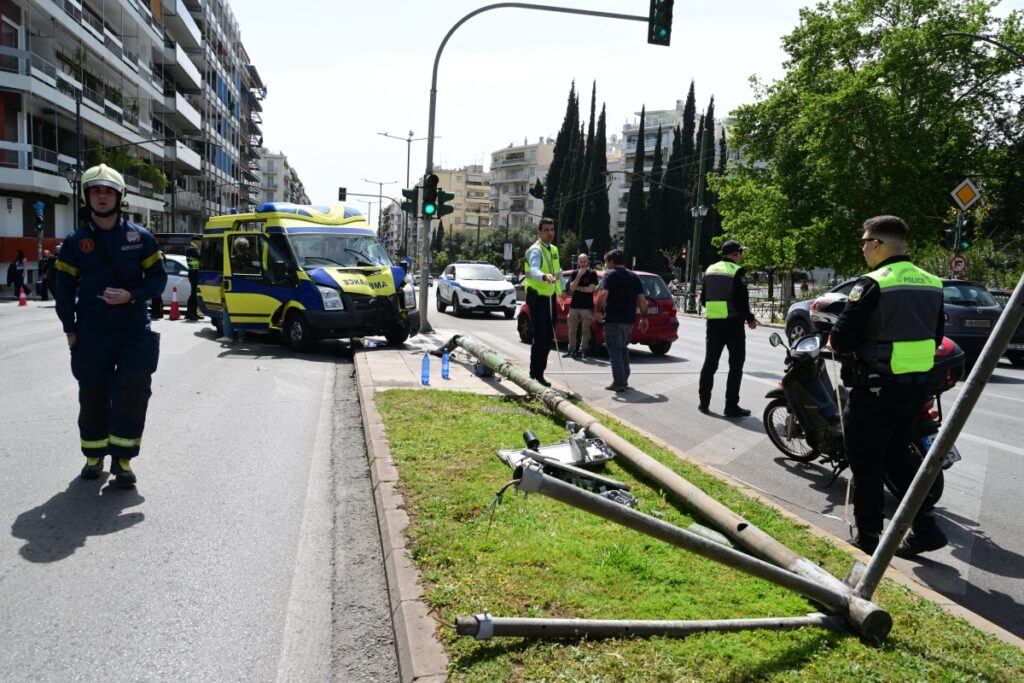 Παγκράτι: Πώς συνέβη το τροχαίο με το ασθενοφόρο