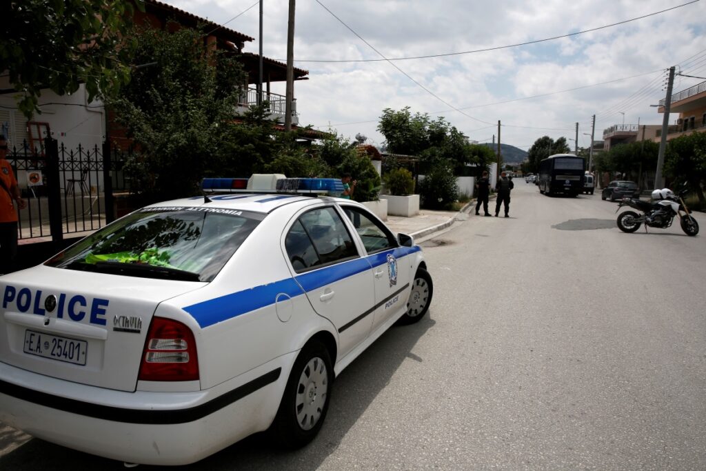 Πειραιάς: Ένοπλη ληστεία σε σούπερ μάρκετ – Κουκουλοφόρος απείλησε με όπλο υπάλληλο και άρπαξε