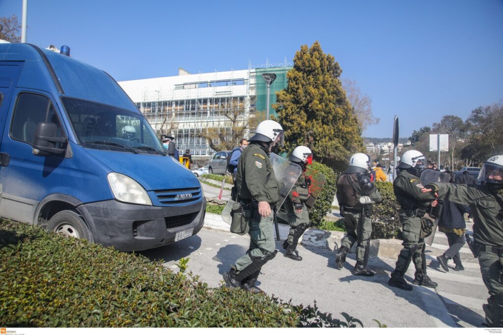 Θεσσαλονίκη: Αστυνομική επιχείρηση στο ΑΠΘ μετά την ανακατάληψη στο «Στέκι Φυσικού» [Βίντεο]