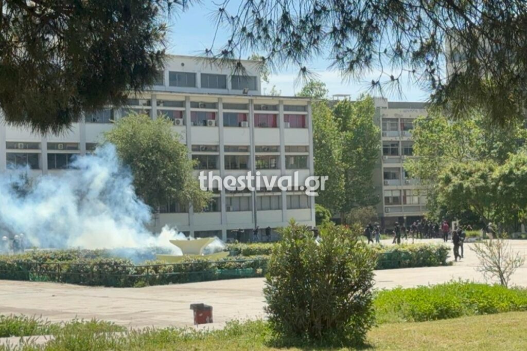 Θεσσαλονίκη: Επεισόδια στο ΑΠΘ – Πετροπόλεμος και χημικά μεταξύ κουκουλοφόρων και ΜΑΤ [Βίντεο]