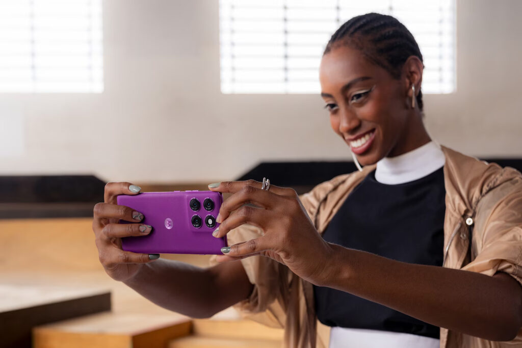 Το edge 60 pro της Motorola είναι εδώ, και προσφέρει την πιο καθηλωτική quad-curved οθόνη στον κόσμο