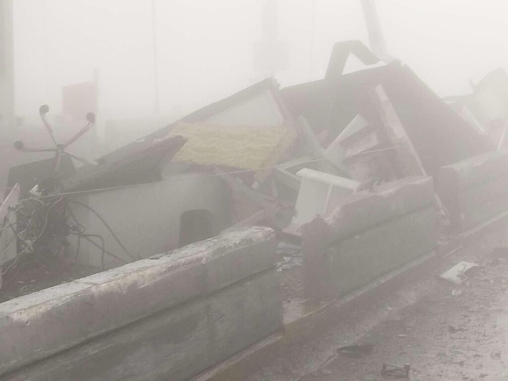 Πώς έγινε η τραγωδία στα διόδια Πολυμύλου: Αυτοκίνητο έκανε όπισθεν στη λωρίδα του e-pass και έπεσαν πάνω του το δεύτερο ΙΧ και το φορτηγό