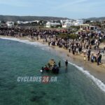 Νάξος: Η περιφορά του λιτού Επιταφίου μέσα στη θάλασσα – Δείτε βίντεο