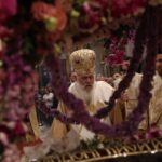 Κατάνυξη και συγκίνηση στην περιφορά του Επιταφίου από τη Μητρόπολη Αθηνών