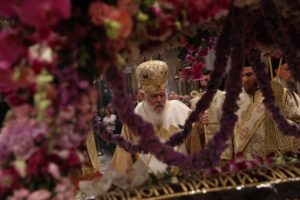 Μεγάλη Παρασκευή: Πλήθος πιστών στην περιφορά του Επιταφίου της Μητρόπολης