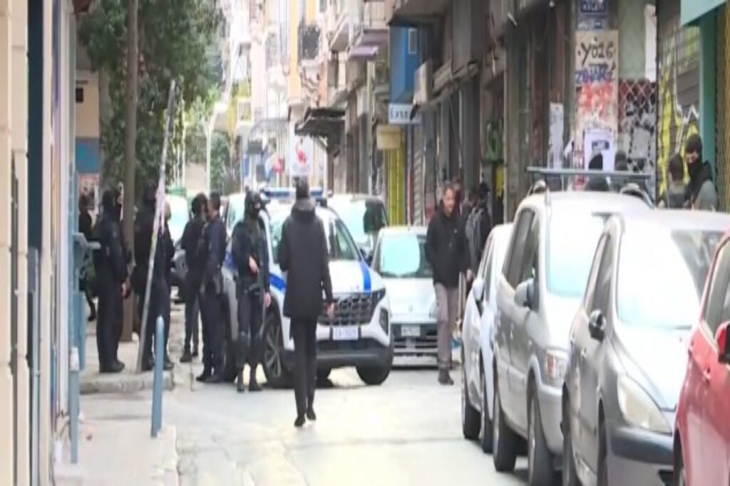 Εξάρχεια: Αστυνομική επιχείρηση της ΕΛΑΣ σε υπό κατάληψη κτίριο [Βίντεο]