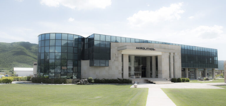 Akrolithos: Η ελληνική εταιρεία που «χτίζει» τον κόσμο με φυσικά πετρώματα