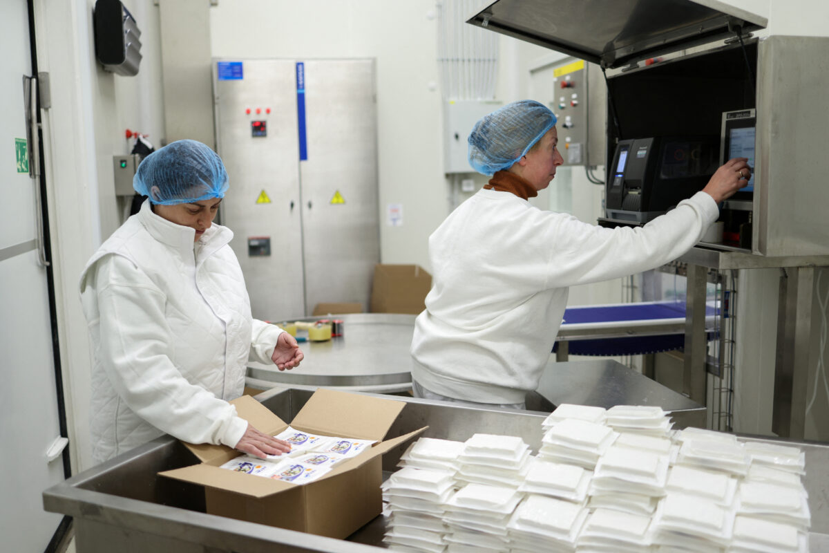 Δασμοί Τραμπ: «Χτύπημα» και στη φέτα – Ανήσυχοι για τις εξαγωγές οι Έλληνες παραγωγοί