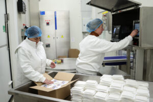 Δασμοί Τραμπ: «Χτύπημα» και στη φέτα – Ανήσυχοι για τις εξαγωγές οι Έλληνες παραγωγοί