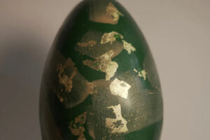 Πασχαλινά αυγά με φύλλα χρυσού και σοκολάτα Ντουμπάι