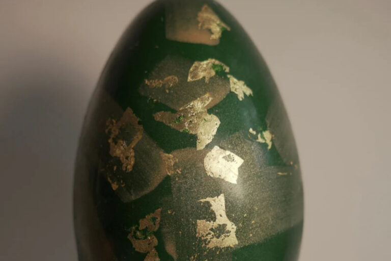 Πασχαλινά αυγά με φύλλα χρυσού και σοκολάτα Ντουμπάι