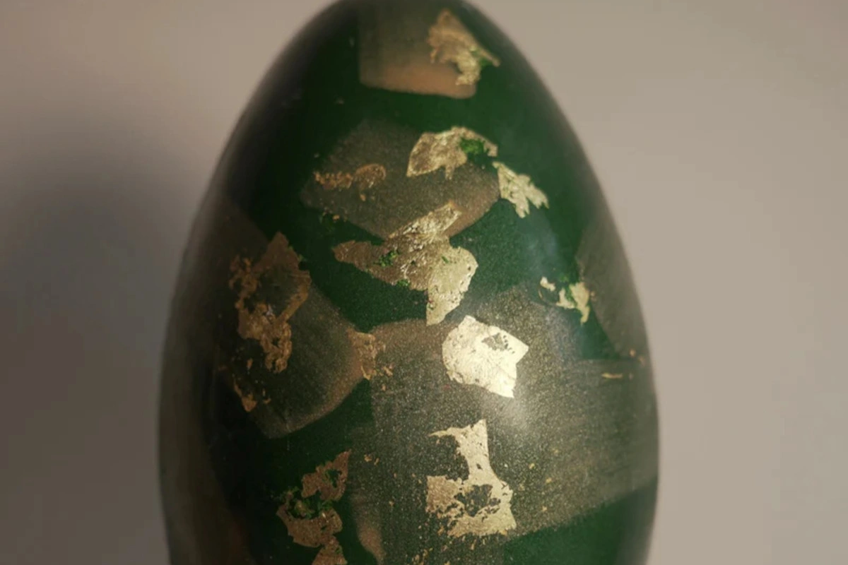 Πασχαλινά αυγά με φύλλα χρυσού και σοκολάτα Ντουμπάι