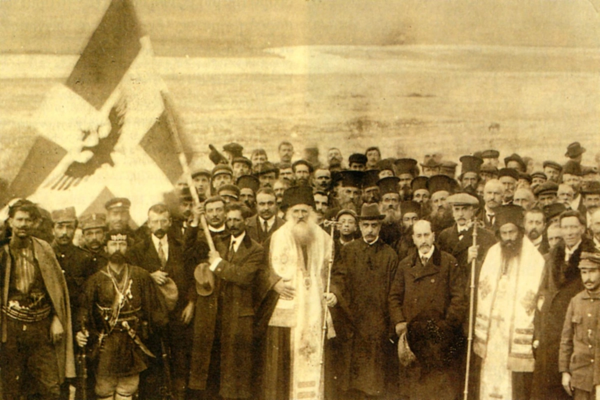 Ανακήρυξη της αυτονομίας της Βορείου Ηπείρου τον Φεβρουάριο του 1914. Στην φωτογραφία βλέπουμε τους θρησκευτικούς κα πολιτικούς παράγοντες της περιοχής να σηκώνουν την σημαία της «Αυτονόμου Δημοκρατίας Βορείου Ηπείρου» με τον δικέφαλο αετό.