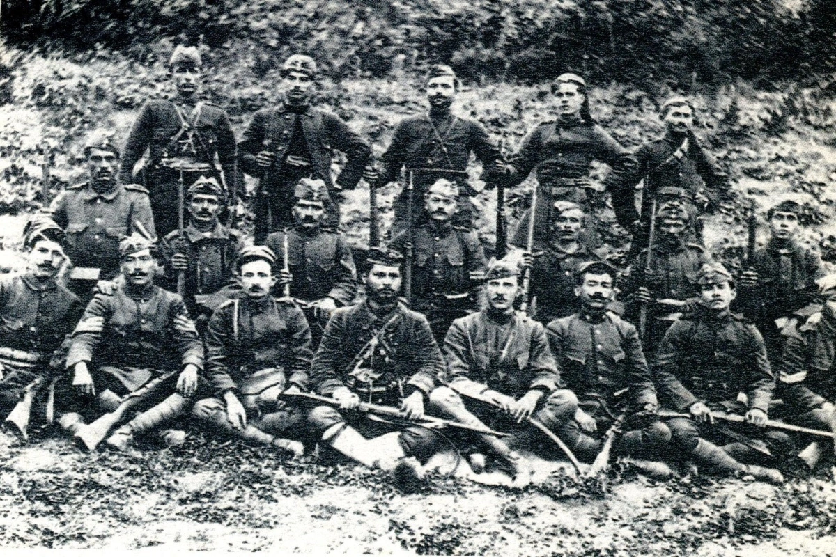 Ομάδα του “Ιερού λόχου” που συμμετέχει στον αγώνα ανεξαρτησίας της περιοχής.