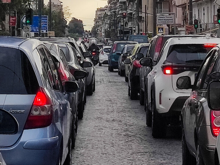 Φωτιά τώρα σε ΙΧ στην Αττική Οδό – Πού υπάρχουν καθυστερήσεις