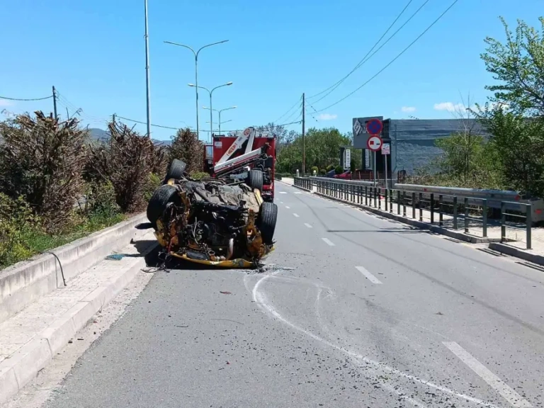 Κοζάνη: Δύο τραυματίες από ανατροπή αυτοκινήτου