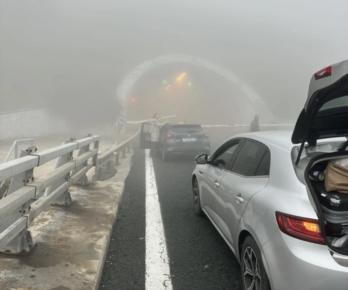 Σοβαρό τροχαίο στην Εγνατία Οδό: Φορτηγό έπεσε σε γκισέ στα διόδια Πολυμύλου και έπιασε φωτιά - Αναφορές για τραυματίες