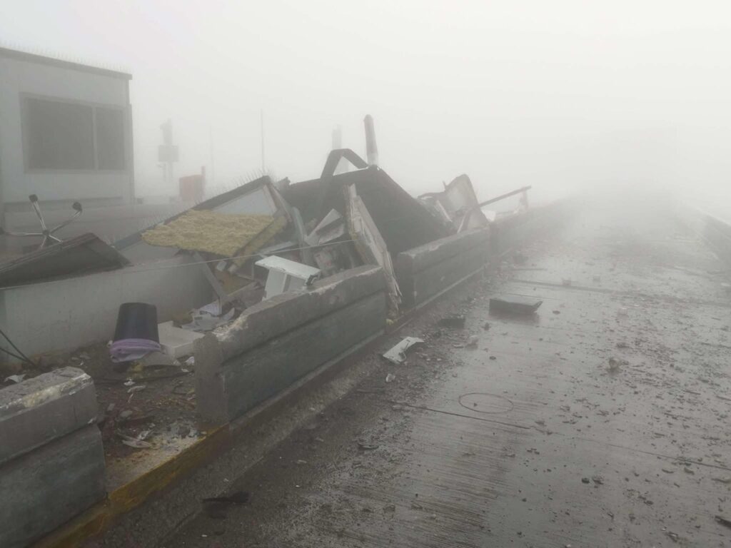 Πώς έγινε η τραγωδία στα διόδια Πολυμύλου: Αυτοκίνητο έκανε όπισθεν στη λωρίδα του e-pass και έπεσαν πάνω του το δεύτερο ΙΧ και το φορτηγό