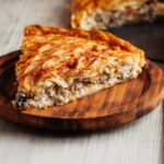 Συνταγή με ό,τι περίσσεψε από το Πάσχα: Πίτα με κρέας και αυγά