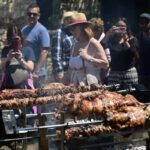 Κυριακή του Πάσχα: Η Ελλάδα γιορτάζει το ψήσιμο του οβελία – Σούβλες σε αυλές, δρόμους και παραλίες [εικόνες-βίντεο]