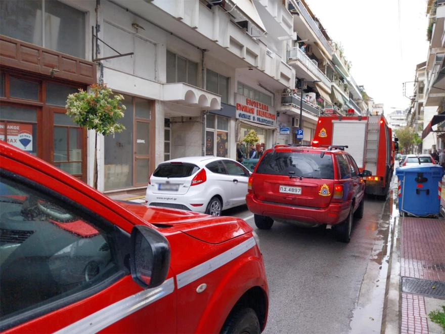 Σοκ στη Λάρισα: Ηλικιωμένος έπεσε από τον δεύτερο όροφο πολυκατοικίας