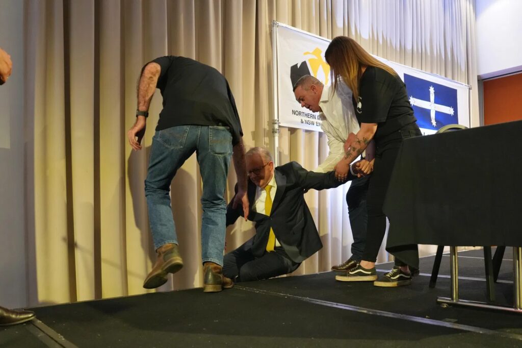 Αυστραλία: Ο πρωθυπουργός έχασε την ισορροπία του και έπεσε από τη σκηνή (βίντεο)