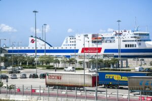 Θανάσιμος τραυματισμός 47χρονης ημεδαπής ναυτικού μελους πληρώματος E/Γ-O/Γ πλοίου με σημαία Ιταλίας κατα τη φοτροεκφόρτωση φορτηγού τράκτορα με επικαθήμενο στο λιμάνι της Πάτρας. Η 47χρονη κατά την έξοδό της από το πλοίο, παρασύρθηκε από το επικαθήμενο του φορτηγού, την ώρα της εκφόρτωσης με όπισθεν κίνηση στον καταπέλτη του πλοίου