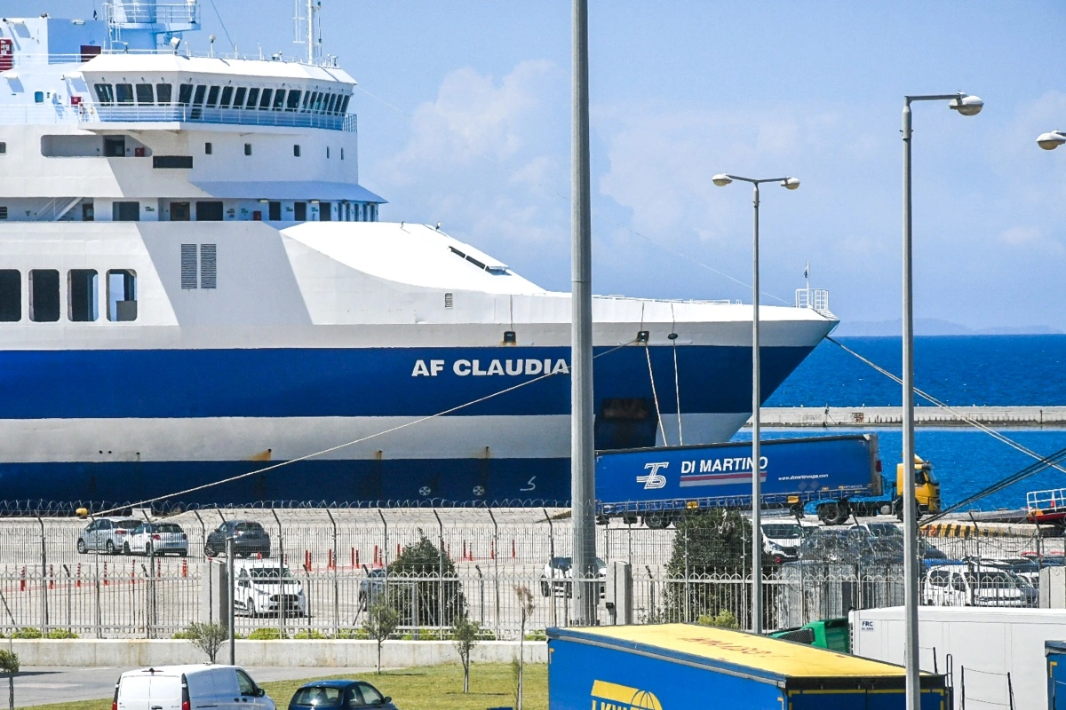 Θανάσιμος τραυματισμός 47χρονης ημεδαπής ναυτικού μελους πληρώματος E/Γ-O/Γ πλοίου με σημαία Ιταλίας κατα τη φοτροεκφόρτωση φορτηγού τράκτορα με επικαθήμενο στο λιμάνι της Πάτρας. Η 47χρονη κατά την έξοδό της από το πλοίο, παρασύρθηκε από το επικαθήμενο του φορτηγού, την ώρα της εκφόρτωσης με όπισθεν κίνηση στον καταπέλτη του πλοίου