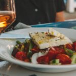 Greek salad και ξερό ψωμί! Ντάκος και χωριάτικη οι καλύτερες σαλάτες του κόσμου