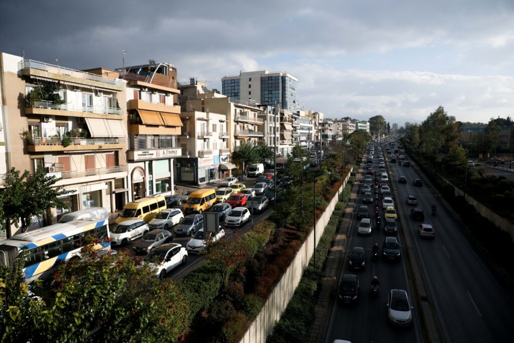 Αυξημένη κίνηση και προβλήματα σε βασικούς οδικούς άξονες της Αττικής την πρώτη μέρα των σχολείων