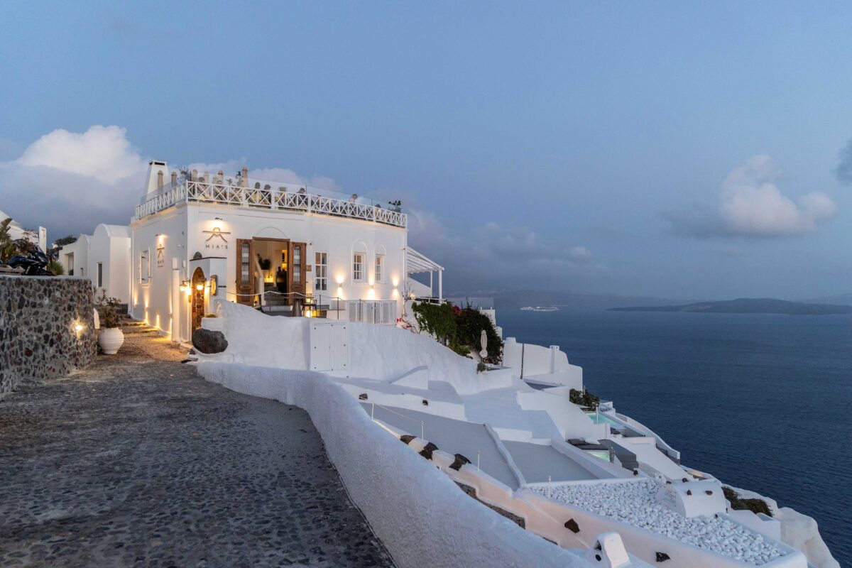 Πέμπτη σεζόν για το MIA'S restaurant στη Σαντορίνη