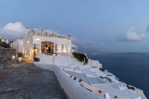 Πέμπτη σεζόν για το MIA'S restaurant στη Σαντορίνη