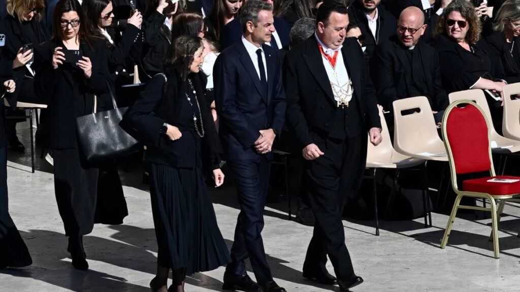 Κηδεία Πάπα Φραγκίσκου: Στο Βατικανό ο Κυριάκος Μητσοτάκης με την σύζυγό του, Μαρέβα