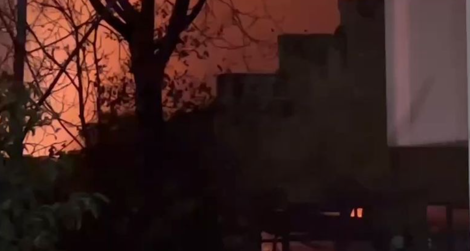 Σε περιορισμό η φωτιά σε παλιό εργοστάσιο στα Άνω Πατήσια – Είχε ξανακαεί πριν 10 μέρες