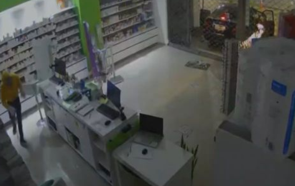 Μάνδρα: Διάρρηξη φαρμακείου με ΙΧ σε 42” – Έσπασαν την τζαμαρία και άρπαξαν το ταμείο – Τι λέει η ιδιοκτήτρια; [βίντεο]