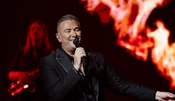 Αντώνης Ρέμος: «Οι μίζεροι με τις μιζεριές τους» – Η καυστική απάντηση του για την εμφάνισή του στο Ντουμπάι [βίντεο]
