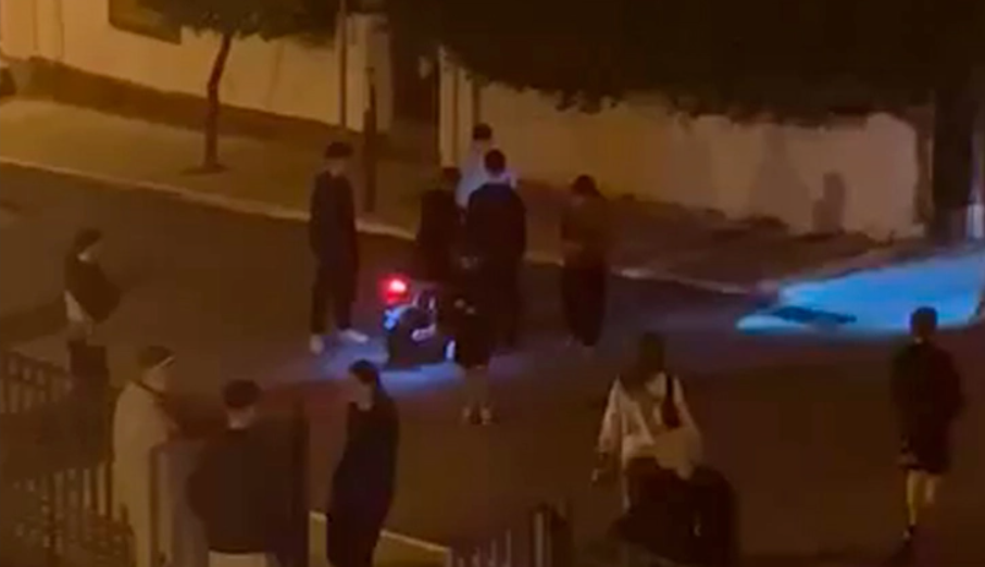 Σοβαρό περιστατικό στον Πόρο: Νεαροί πέταξαν βαρελότα σε 85χρονη – «Δεν είναι η πρώτη φορά», λέει ο γιος της [βίντεο]