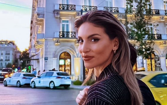 Αθηνά Οικονομάκου: Απαντά για τον φημολογούμενο γάμο με τον Τσερέλα – Η ενόχληση για τις προσωπικές ερωτήσεις σε άλλους [βίντεο]