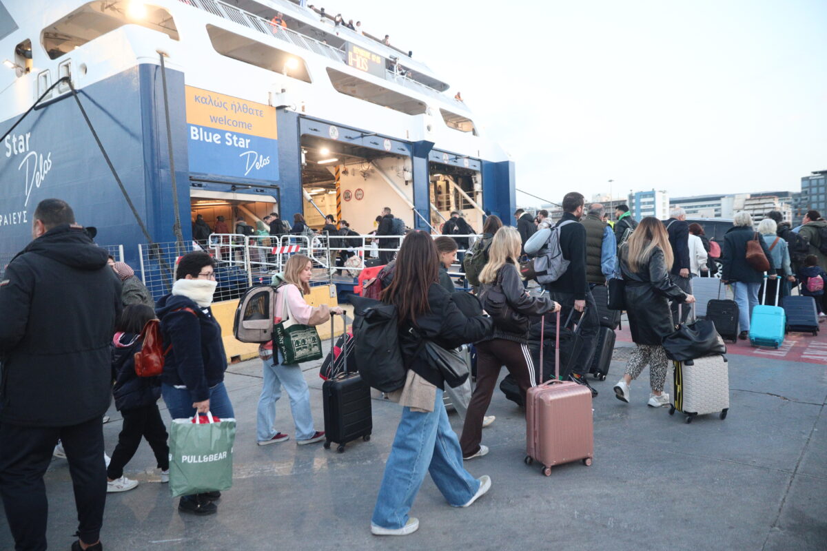 «Εξαφανίζονται» οι Αθηναίοι: Πάνω από 34.000 επιβάτες αναχώρησαν από τα λιμάνια της Αττικής