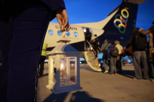Η AEGEAN και η Olympic Air μετέφεραν το Άγιο Φως στην ελληνική επικράτεια