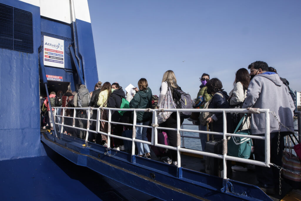 Πανικός στο λιμάνι του Πειραιά: Αναχωρούν οι αδειούχοι Αυγούστου – Άδεια η Αθήνα – Πληρό