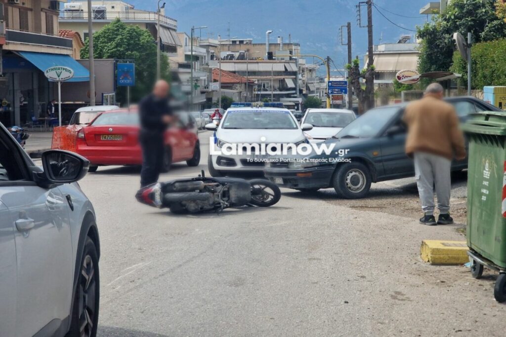 Λαμία: ΙΧ συγκρούστηκε με μηχανάκι που επέβαιναν δύο κοπέλες – Στο νοσοκομείο η μία