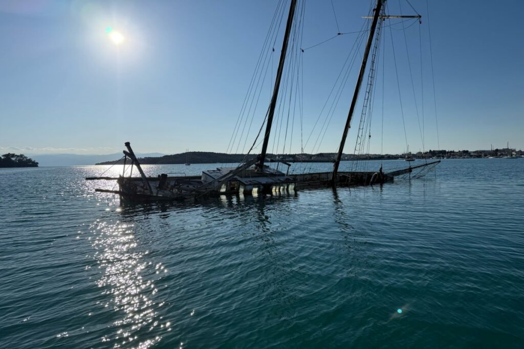 Εγκαταλελειμένο ιστιοφόρο στο Πορτοχέλι